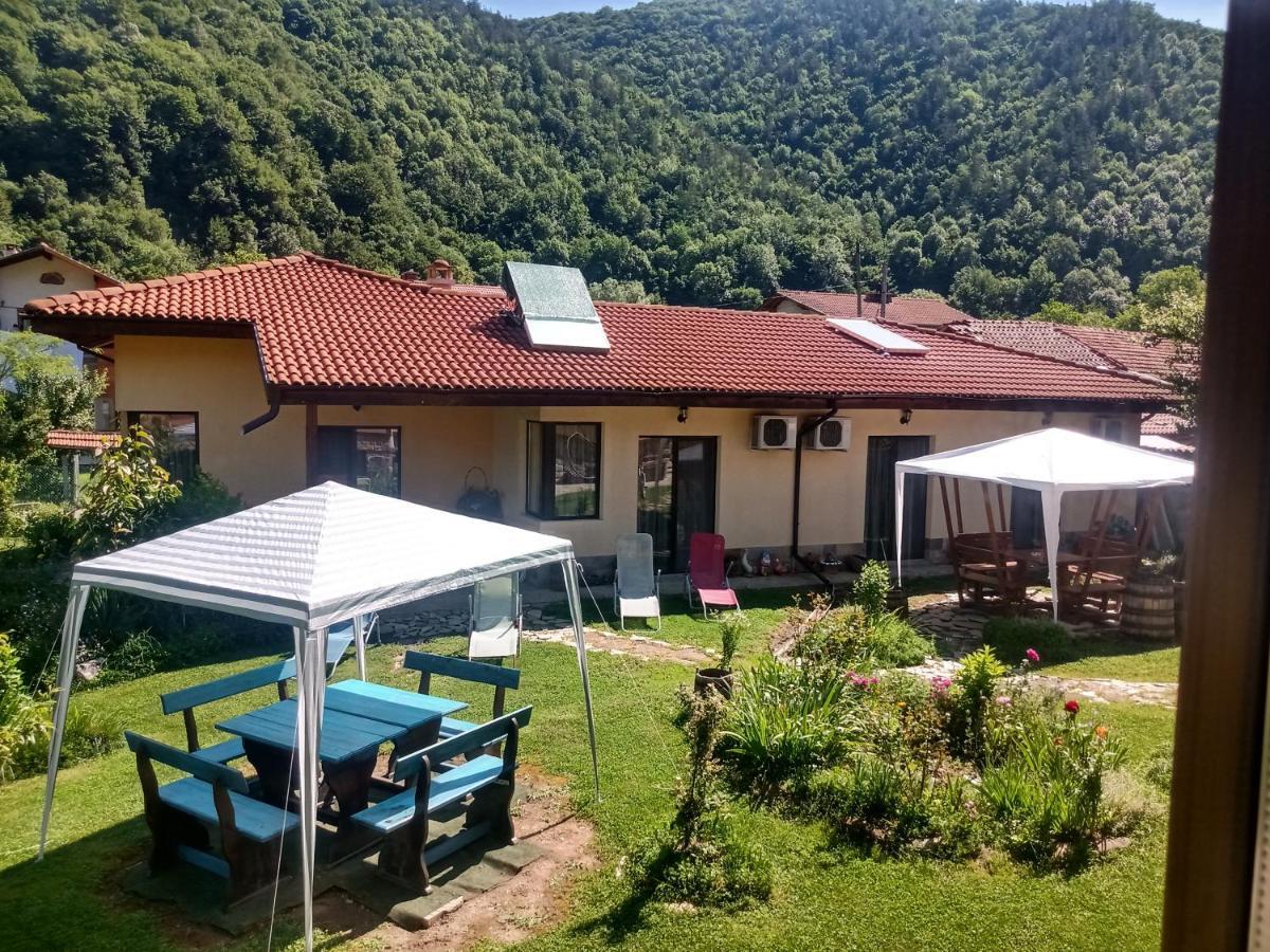 Кръчмъ При Байката Hotel Ribarica Bagian luar foto