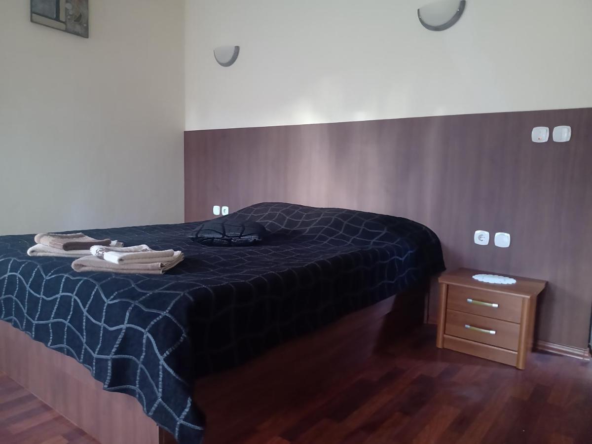 Кръчмъ При Байката Hotel Ribarica Bagian luar foto